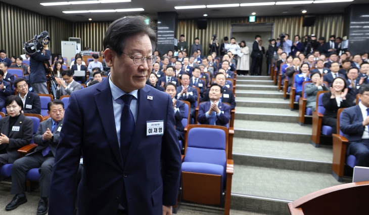 이재명 더불어민주당 대표가 1일 국회에서 열린 전국 지역위원장·국회의원 비상 연석회의에서 발언을 하기 위해 단상으로 향하고 있다. 연합뉴스