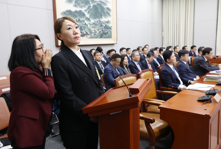 1일 국회에서 열린 운영위원회의 대통령비서실과 국가안보실, 대통령 경호처 대상 국정감사에서 김건희 여사 공천 개입 의혹을 제기한 강혜경 씨가 증인으로 출석, 증언대에 서서 법률대리인과 대화하고 있다. 연합뉴스