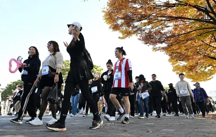 2일 서울 마포구 월드컵공원 평화광장에서 열린 서울신문 주최 2024 마약퇴치기원 걷기대회에서 참가자들이 대회 코스를 걷고 있다. 2024.11.2 오장환 기자
