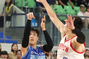 가스공사, 곽정훈의 외곽포로 5연승에 1위 굳혀…SK에 91-76 제압