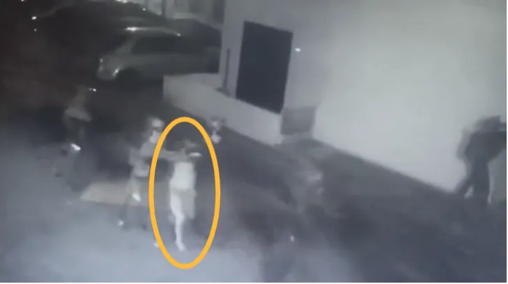 이스라엘 해군 특수부대가 1일 밤 레바논 북부 지역 바트룬 해안을 습격해 헤즈볼라 간부(노란색 원)라며 한 레바논 남성을 체포하고 있다. 레바논 측은 이 남성이 민간인 선장으로 이스라엘에 납치됐다고 주장했다. 엑스 캡처