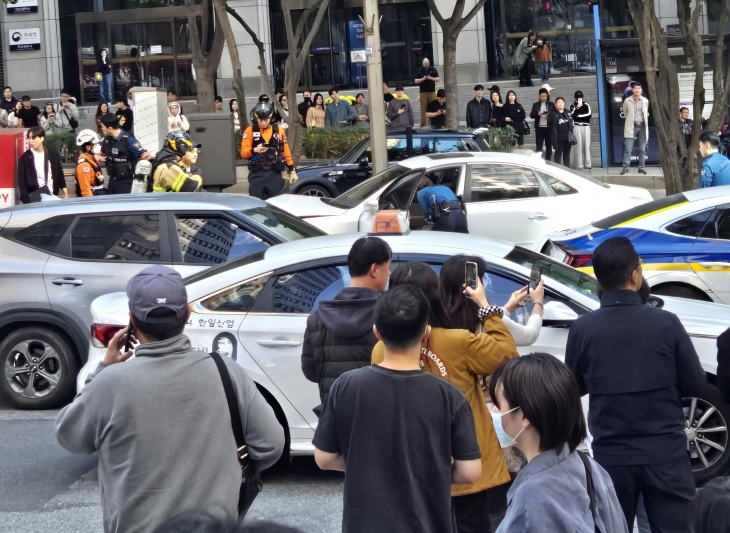 2일 오후 1시 39분쯤 서울 강남구 역삼동 국기원입구사거리에서 강남역 12번 출구로 향하는 테헤란로에서 20대 여성 A씨가 운전하던 차가 차량 7대를 잇달아 들이받았다. 경찰과 소방 당국에 따르면 이 사고로 운전자 등 9명이 경상을 입었으며 이 중 2명이 병원으로 이송됐다. 사진은 이날 사고현장. 연합뉴스