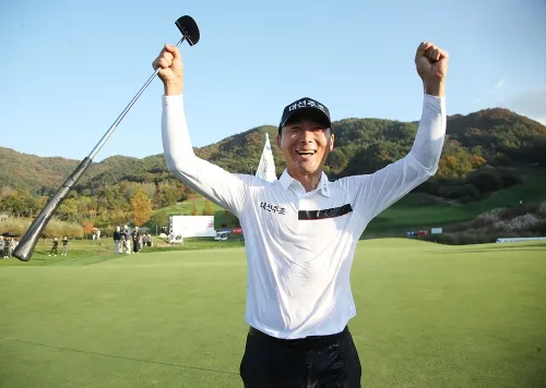 3일 KPGA 투어 동아회원권그룹 오픈에서 3년 5개월 만에 우승한 이동은이 환호하고 있다. KPGA 제공