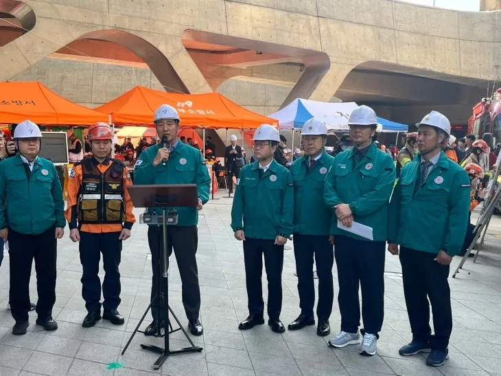 지난 10월 30일 동대문디자인플라자(DDP)에서 진행된 ‘2040 서울시 재난대응 안전한국훈련’에서 김용호 의원(오른쪽에서 세 번째)이 오세훈 시장의 담화문 발표 시 함께하고 있다.