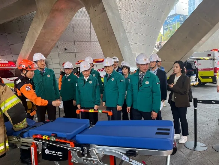 지난 10월 30일 동대문디자인플라자(DDP)에서 진행된 ‘2040 서울시 재난대응 안전한국훈련’에서 김용호 의원(왼쪽에서 네 번째)이 오세훈 시장, 황기석 서울소방재난본부장, 김성보 서울시 재난안전실장, 김길성 중구청장, 박칠성 의원과 함께 응급구조훈련을 참관하고 있다.