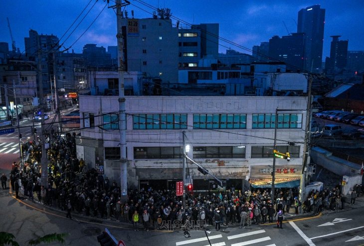 ‘근로자의 날’인 1일 새벽 인력사무소가 밀집한 서울 남구로역 주변에서 일용직 노동자들이 일자리를 얻기 위해 길게 줄을 서 있다. 법정 휴일임에도 새벽부터 집을 나선 이들 중 일부는 불경기 탓에 일감을 받지 못하고 빈손으로 돌아갔다. 2023.5.1 홍윤기 기자