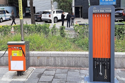 “자전거 스스로 정비하세요”…은평구, 자전거 정비 거치대 설치 운영