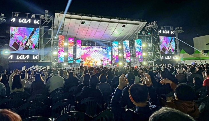 기아 오토랜드광주가 3일 광주시청 야외음악당에서 광주시민과 함께하는 ‘기아 동행 콘서트’를 개최했다. 기아 오토랜드광주 제공