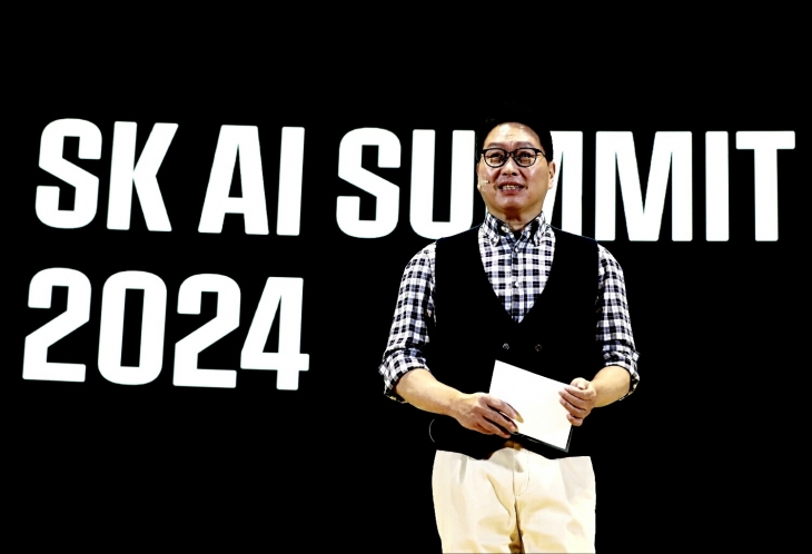 최태원 SK그룹 회장이 4일 서울 강남 코엑스에서 열린 ‘2024 SK AI 서밋’에서 기조연설을 하고 있다. 최 회장은 이 자리에서 “SK는 엔비디아, 마이크로소프트(MS), TSMC, 오픈AI와 많은 협력 논의를 하고 있다”고 밝혔다. SK 제공