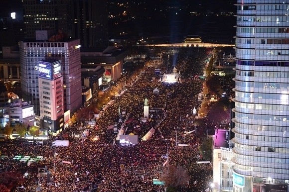 2016~2017년 촛불집회는 주권자인 국민의 힘을 보여준 일대 사건이다. 그렇지만 우리 정치는 더 극단적인 형태를 보이고 있다. ‘열린 공화주의’가 한국 사회의 분열과 갈등을 극복할 것이라는 주장이 나오고 있다.