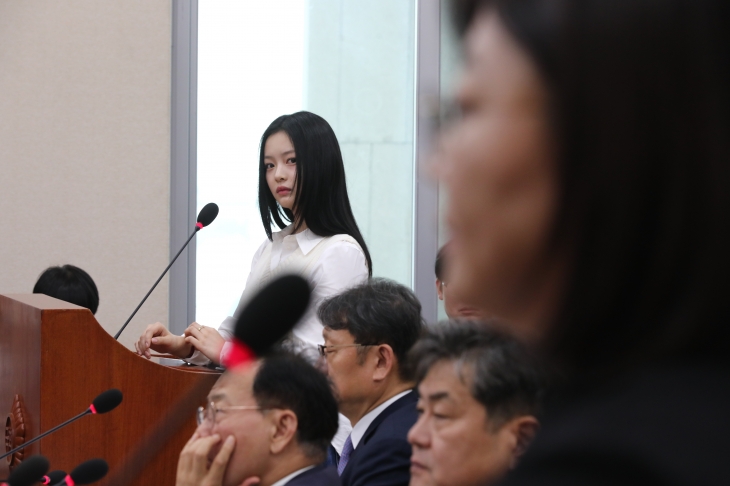 그룹 뉴진스 멤버 하니가 15일 오후 서울 여의도 국회 환경노동위원회에서 열린 경제사회노동위원회, 중앙노동위원회, 최저임금위원회 등에 대한 국정감사에 출석, 김주영 어도어 대표의 발언을 듣고 있다. 2024.10.15/뉴스1