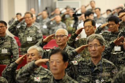 “예비병력 되겠다”…80세 백발 할아버지도 총 들고 훈련