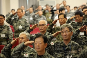 “예비병력 되겠다”…80세 백발 할아버지도 총 들고 훈련