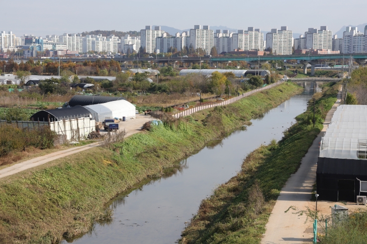 국토교통부는 5일 수도권 그린벨트 일부를 해제하고 신규 택지를 지정하는 ‘11·5 주택 공급 대책’을 발표했다. 이번 공급 대책에는 경기도 고양시 대곡역 일대가 포함됐으며, 대곡 역세권에 9천400가구의 아파트 단지가 들어설 예정이다. 사진은 5일 그린벨트가 해제된 경기도 고양시 대장동 대곡역 일대의 모습. 2024.11.5 연합뉴스