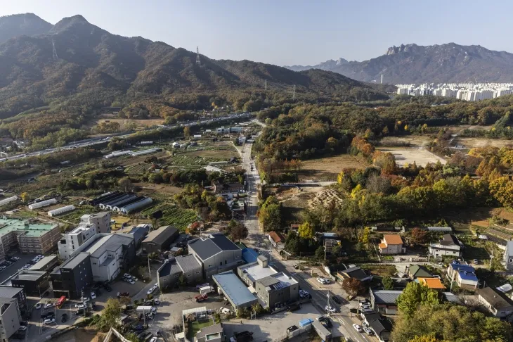 국토교통부는 5일 수도권 그린벨트 일부를 해제하고 신규 택지를 지정하는 ‘11·5 주택 공급 대책’을 발표했다. 이번 공급 대책에는 경기도 의정부시 용현동 옛 306보충대 일대가 포함됐으며, 이곳에 2031년 입주를 목표로 7천 가구의 아파트 단지를 건설할 예정이다. 사진은 5일 그린벨트가 해제된 의정부시 용현동 옛 306보충대 부지 일대의 모습. 2024.11.5 연합뉴스