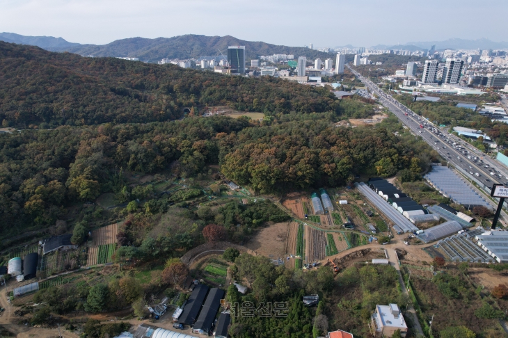 국토교통부는 5일 서울 서초 서리풀지구와 경기 고양 대곡·의왕 오전왕곡·의정부 용현 지역을 신규 택지 후보지로 선정해 주택 5만호를 공급하겠다고 밝혔다. 사진은 후보지에 포함된 서리풀지구 양재2동. 도준석 전문기자