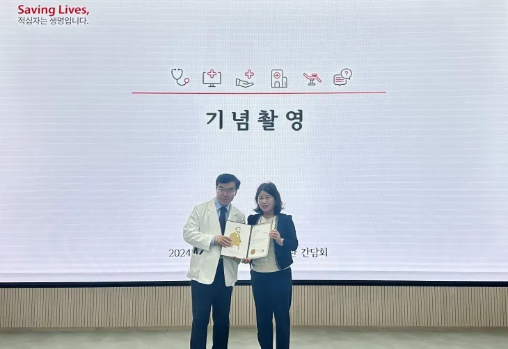 전영옥 서대문구보건소 가족보건팀장(오른쪽)이 채동완 서울적십자병원장으로부터 감사장을 받고 있다. 서대문구 제공