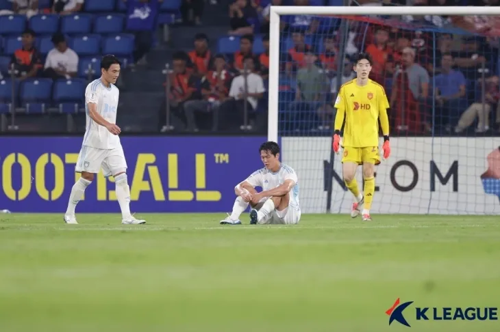 지난 5일 말레이시아에서 열린 아시아축구연맹 챔피언스리그 엘리트 조별 스테이지 4차전에서 실점한 울산HD 선수들이 허탈한 표정을 짓고 있다. 울산은 조호르에게 3-0으로 패했다. 한국프로축구연맹 제공