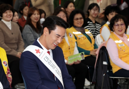 장민호 ‘화려한 약력 소개에 쑥스러운 듯’