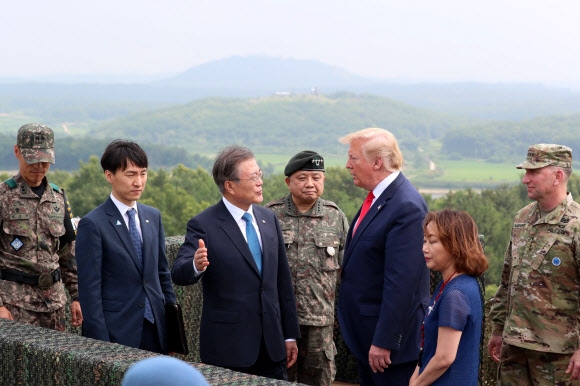 트럼프 전 미국 대통령과 문 전 대통령이 비무장지대(DMZ)에 있는 오울렛 초소에서 대화하던 모습. 연합뉴스