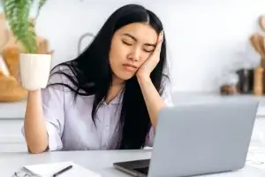 ‘꾸벅꾸벅’ 오후에 졸음 원인…“인내심보다 ‘이 방법’이 효과적”