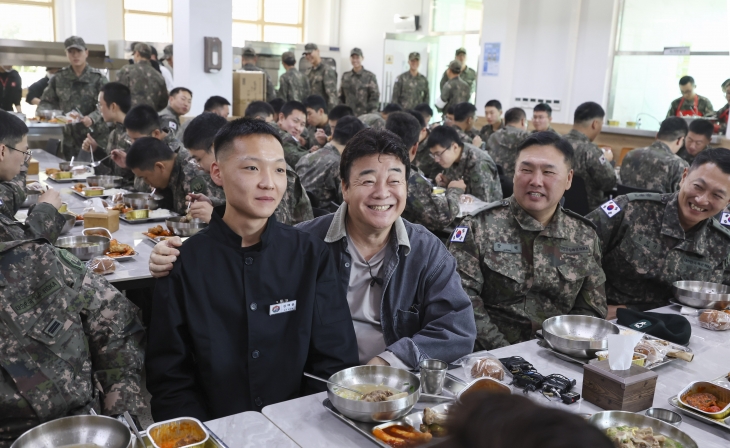 7일 육군 7포병여단 758대대에서 진행된 더본코리아의 특식 제공 행사에서 백종원 더본코리아 대표가 조리병 김태윤 병장과 함께 활짝 웃고 있다. 국방부 제공