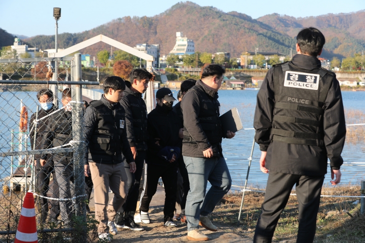 6일 강원 화천군 북한강에서 함께 근무하던 여성 군무원을 살해한 뒤 시신을 훼손하고 북한강에 유기한 현역 군 장교 A씨에 대한 현장 검증이 진행되고 있다. 2024.11.6