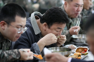 [포토] 군부대식당에서 장병들과 식사하는 백종원 대표