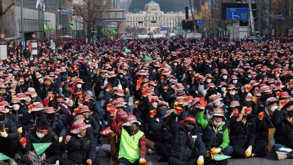 수원지법이 6일 민노총 전 간부들에게 간첩 혐의로 중형을 선고했다. 그럼에도 민노총은 대국민 사과 없이 9일 서울 도심에서 반정부 집회를 갖는다. 사진은 민노총의 ‘건설노동자 총력투쟁 결의대회’ 모습.  서울신문 아카이브