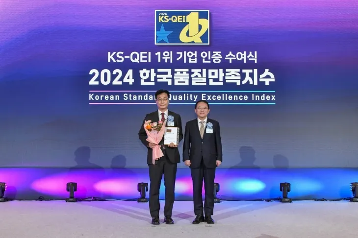 지난 6일 롯데호텔 서울에서 열린 ‘2024 한국품질만족지수(KS-QEI)’ 인증 수여식에서 에몬스 김판수(왼쪽) 감사가 강명수 한국표준협회장과 기념 촬영을 하고 있다. 에몬스 제공