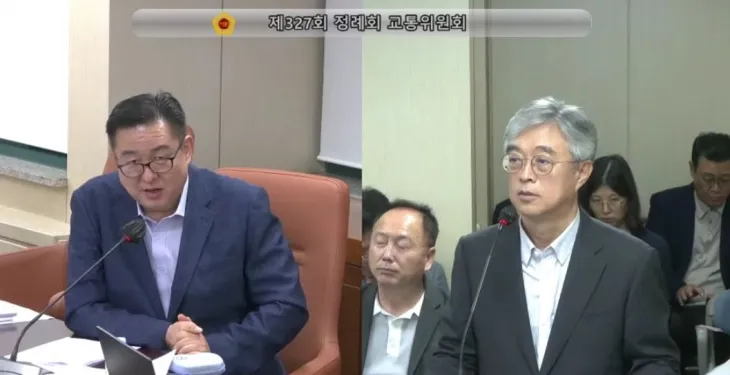 제327회 정례회 교통위원회 교통실 소관 행정사무감사에서 질의하는 이용균 의원(왼쪽)
