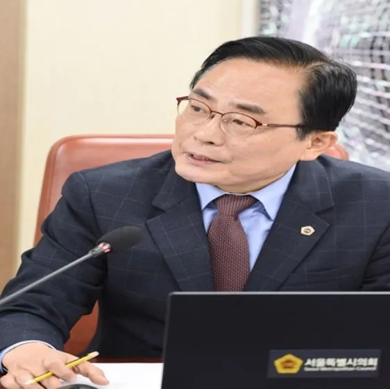 김형재 의원이 이동섭 국기원장에게 국기원 노후화에 대한 대책을 질의하고 있다.