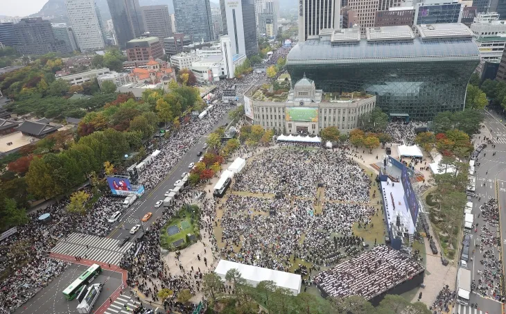 서울 중구 서울광장 일대에서 개신교계 임의 단체인 ‘한국교회 200만 연합예배 및 큰 기도회 조직위원회’가 동성결혼 합법화와 차별금지법 제정 반대를 촉구하는 집회를 열고 있다. 2024.10.27 연합뉴스