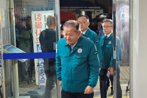 제주 찾은 행안·해수부장관… “깊은 슬픔에 빠진 실종자 가족에 희망의 메시지 전하고 싶습니다”