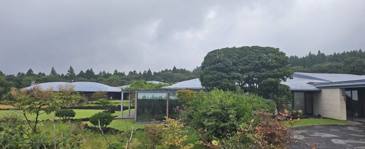 마보기오름 남쪽 핀크스골프장 내에 자리잡은 이타미 준 건축물 포도호텔. 제주 강동삼 기자