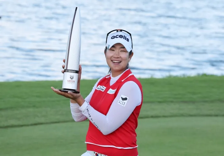 김아림이 10일(한국시간) 미국 하와이 에바비치 호아칼레이CC에서 막을 내린 2024 미국여자프로골프(LPGA) 투어 롯데 챔피언십에서 우승한 뒤 트로피를 들고 활짝 웃고 있다. ﻿  대홍기획 제공