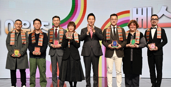 오세훈(왼쪽 다섯 번째) 서울시장이 10일 ﻿서울미식주간 ‘2024서울미식어워즈’에서 대한민국 미식문화 발전에 기여한 베스트 셰프들과 기념사진을 찍고 있다. 서울시 제공