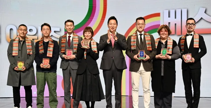 오세훈(왼쪽 다섯 번째) 서울시장이 10일 ﻿서울미식주간 ‘2024서울미식어워즈’에서 대한민국 미식문화 발전에 기여한 베스트 셰프들과 기념사진을 찍고 있다. 서울시 제공