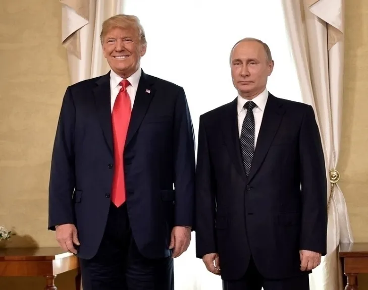 2018년 7월 16일(현지시간) 핀란드 헬싱키 대통령궁에서 정상회담에 나선 도널드 트럼프 미국 대통령과 블라디미르 푸틴 러시아 대통령.  크렘린궁 공보실