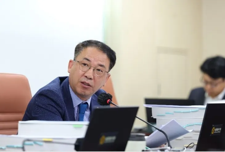 제327회 정례회 기후환경본부 행정사무감사에서 질의하는 김재진 의원