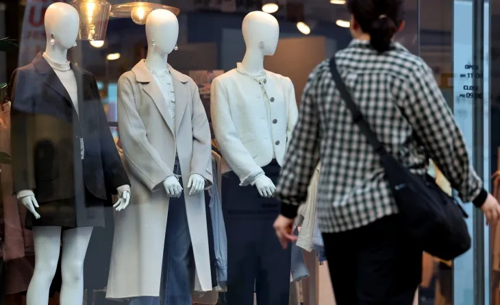 대구 중구 동성로의 한 의류 매장에 겨울옷이 진열돼 있다. 대구 뉴시스
