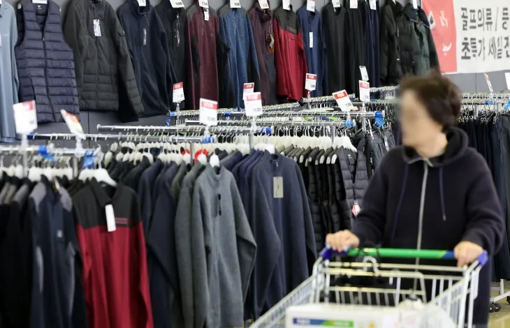 서울의 한 대형마트 의류매장 모습. 뉴스1