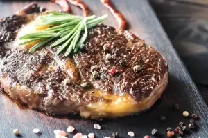 고기 구울 때 무심코 ‘툭’…‘이것’ 나중에 뿌려야 유해물 줄인다는데