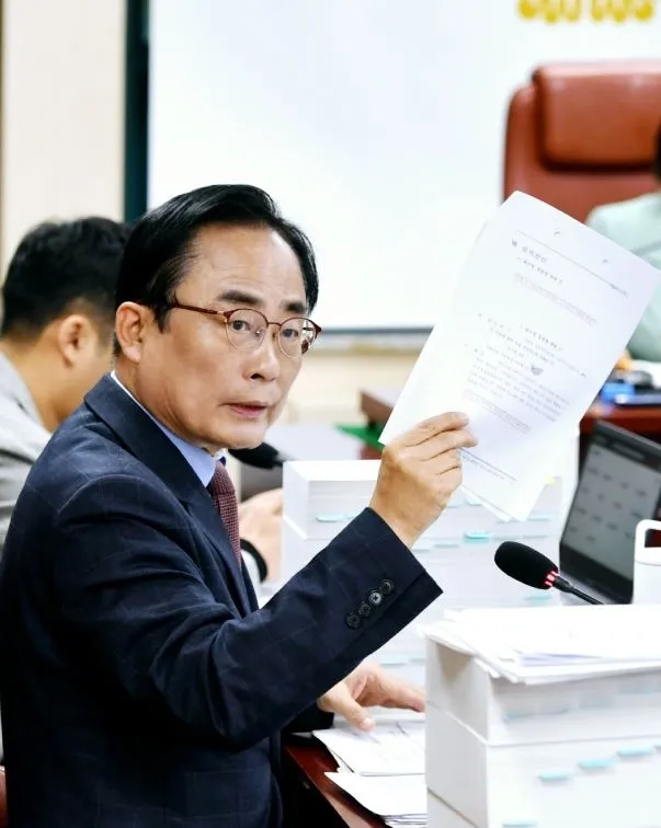 김형재 의원이 지난 8일 개최된 서울시의회 문화체육관광위원회 행정사무감사에서 서울시태권도협회 문제점에 대해 질의를 하고 있다.