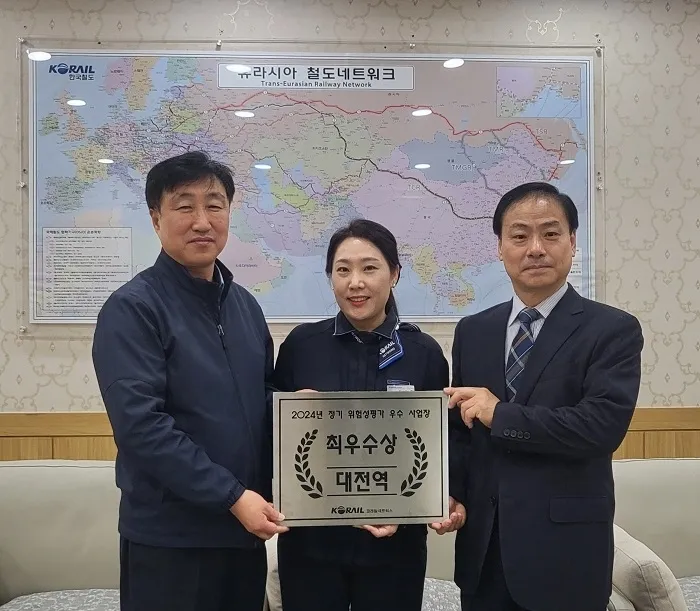 ▲코레일네트웍스 대전역 임인순 역장(좌), 대전역 박지연 매표소장(중),  임종업 역무사업본부장이 기념촬영을 하고 있다.