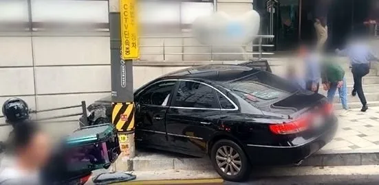 지난 1일 서울 관악구 신림동에서 80대 남성이 몰던 차량이 어린이보호구역에서 인도로 돌진했다. 차량이 비좁은 보행길에 끼인 모습을 인근 주민들이 지켜보고 있다. 채널A 캡처