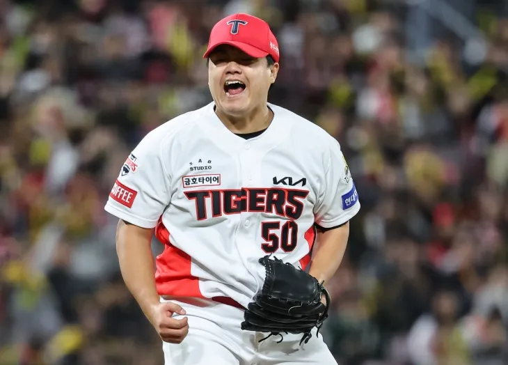 KIA 타이거즈 시절 장현식이 지난달 23일 광주 기아챔피언스필드에서 열린 2024 KBO 포스트시즌 한국시리즈 2차전 삼성 라이온즈와의 홈 경기에서 타자를 제압한 뒤 포효하고 있다. 광주 뉴스1