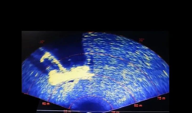 지난 9일 광양함 수중무인탐사기(ROV)에서 촬영한 소나영상 캡처본. 왼쪽이 선미, 오른쪽 선수(추정)로 230도 방향으로 보고 있으며 가운데 길쭉한 것은 어망으로 판단된다. 해군 제공