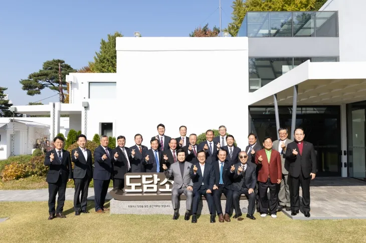 11일 경기도기독교총연합회 오찬 간담회에서 김동연 경기도지사, 오범열 경기도기독교총연합회 회장, 경기도기독교총연합회 임원 등이 기념 촬영을 하고 있다. (경기도 제공)