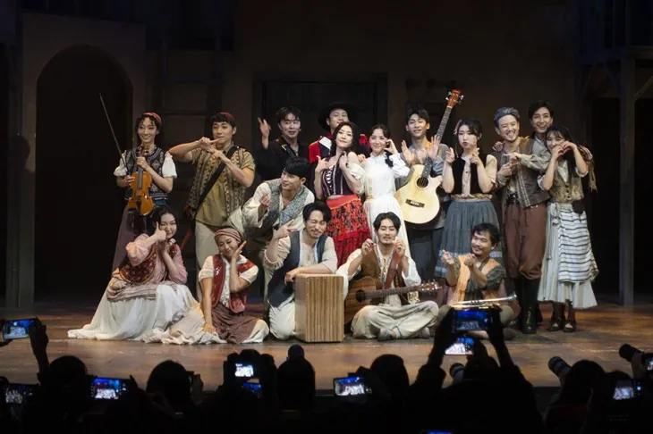 뮤지컬 ‘조로: 액터뮤지션’ 출연진이 공연 후 관객들에게 사진 찍으라고 포즈를 취하고 있다. 류재민 기자